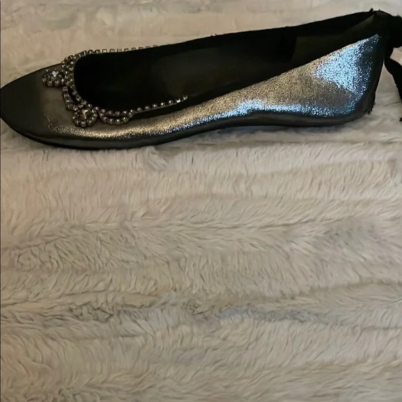 Elegant Silver Women's Flats - Picture 1 of 3